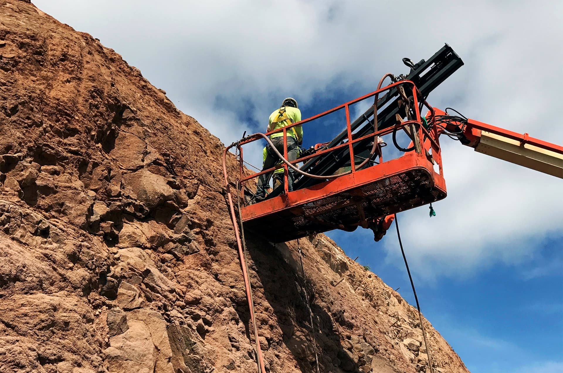 Trabajo de geotecnia en talud rocoso