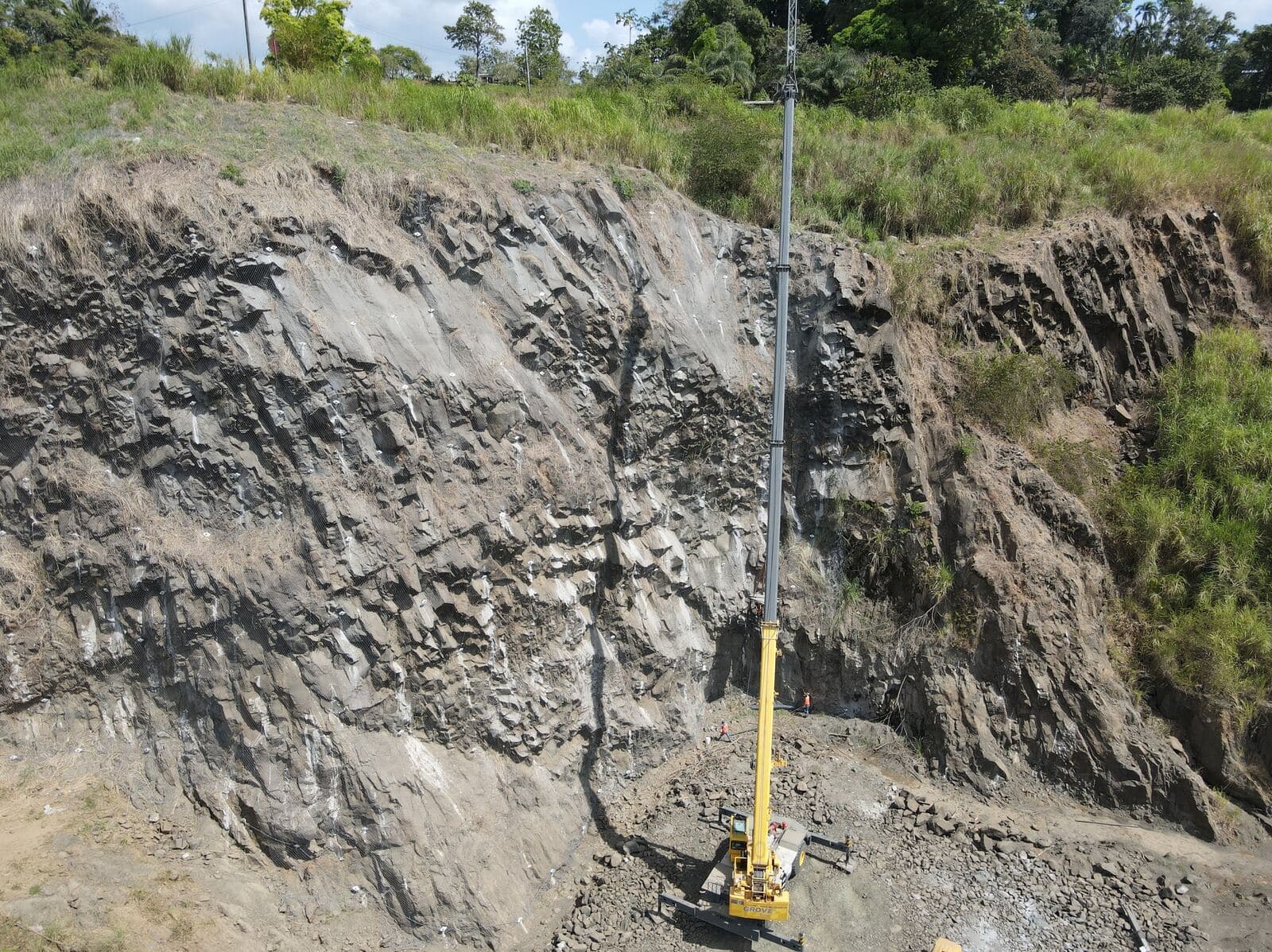 Talud de cantera con malla GEOBRUGG MINAX instalada, vista aérea