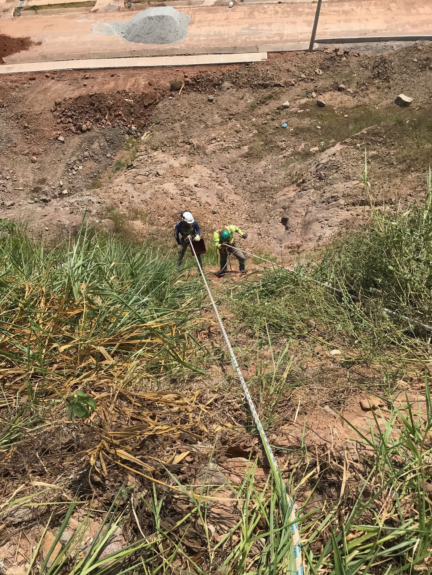 Equipo preparando el descenso en rappel para el estudio cinemático de campo