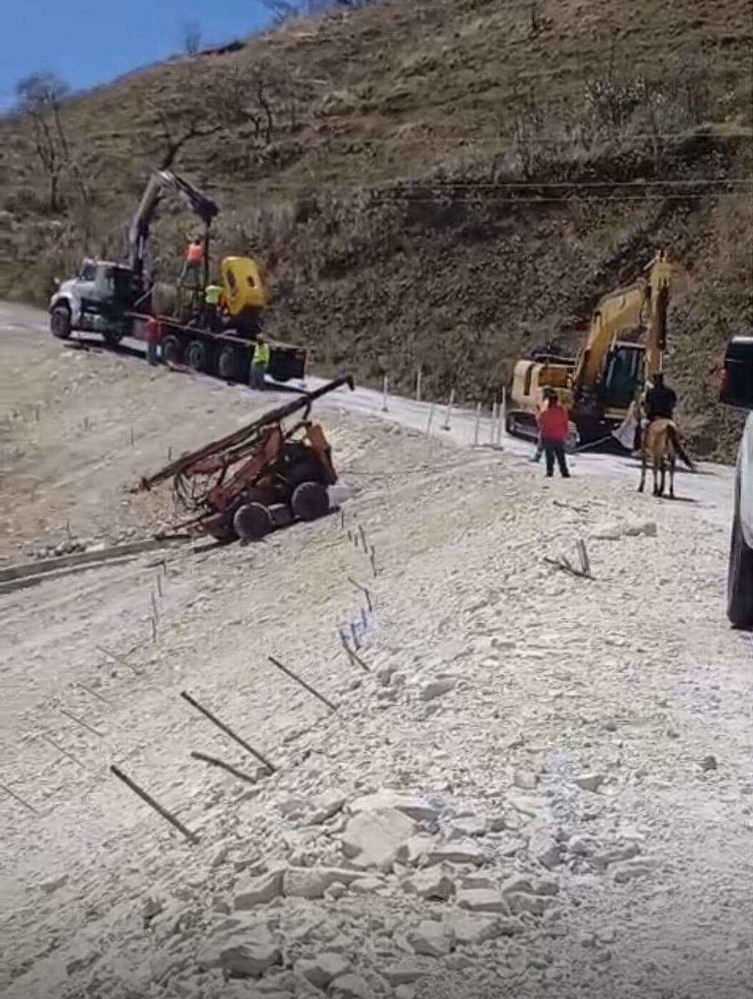 Movilización de equipo de perforación y anclajes instalados en talud de la vía Llano Tugrí