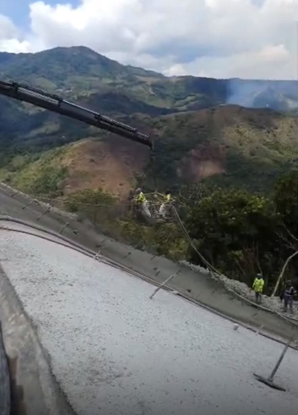 Shotcrete aplicado en un tramo de fuerte pendiente, con personal en técnicas de acceso por cuerda