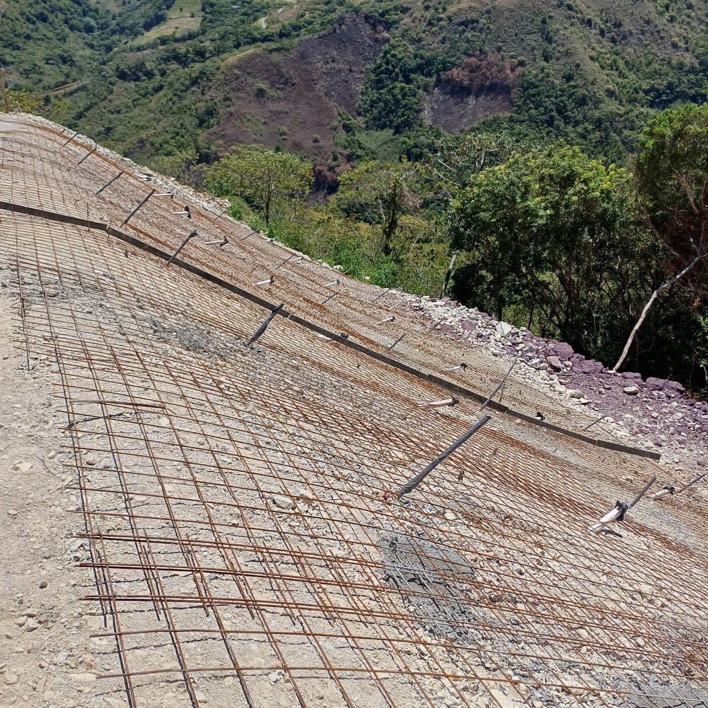 Malla electrosoldada instalada sobre el talud, fijada a los anclajes previamente colocados
