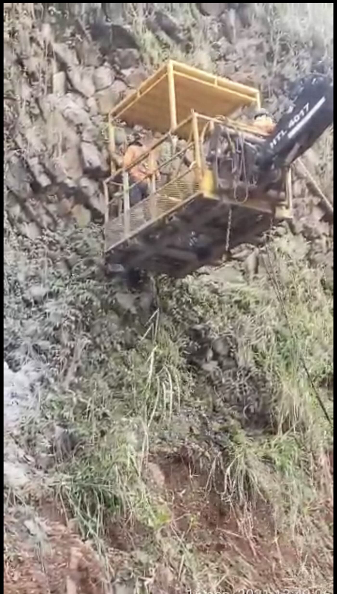 Perforación para anclajes desde plataforma suspendida sobre el talud