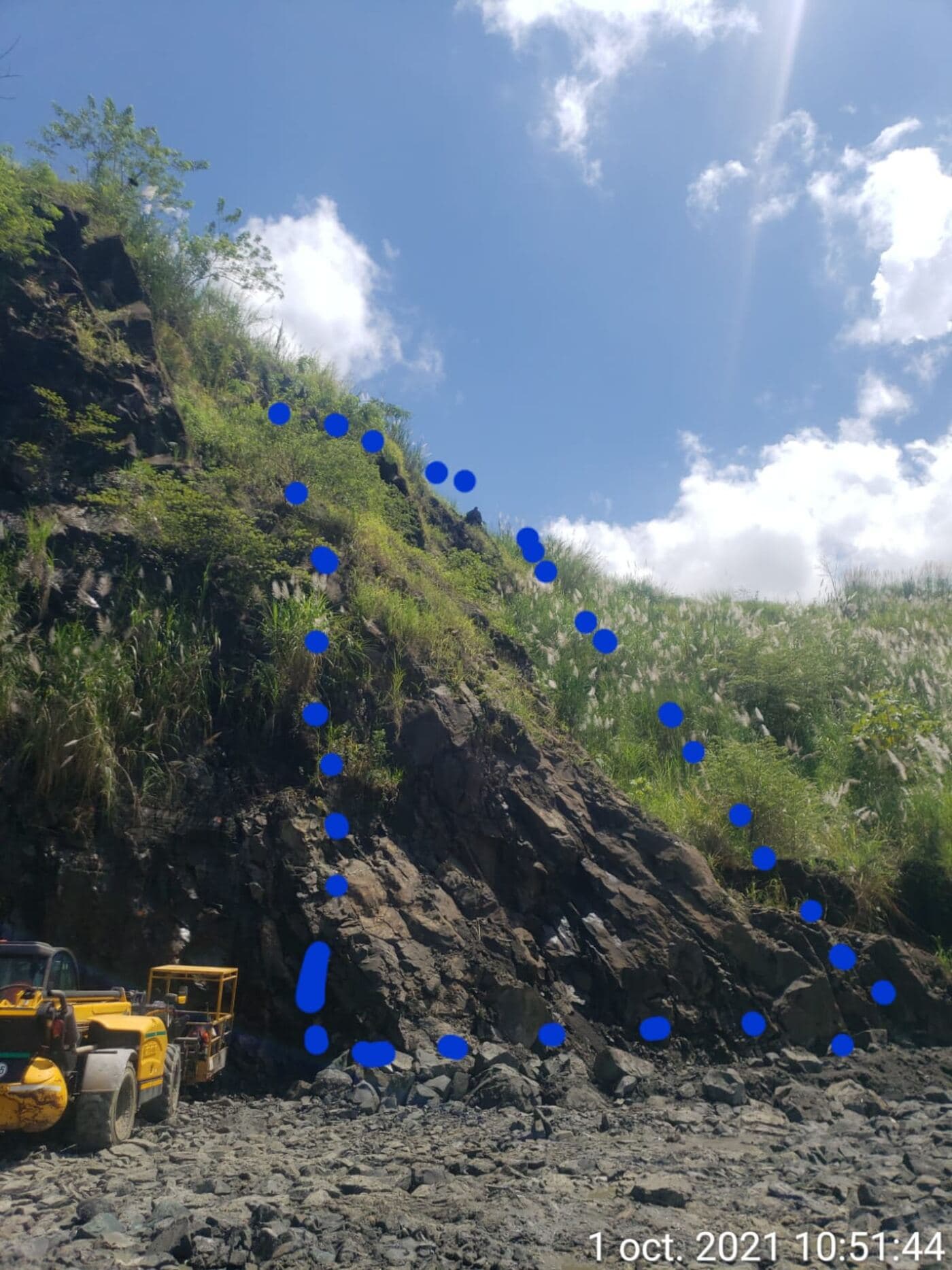 Delimitación de zona de mapeo geológico sobre el talud rocoso, campo
