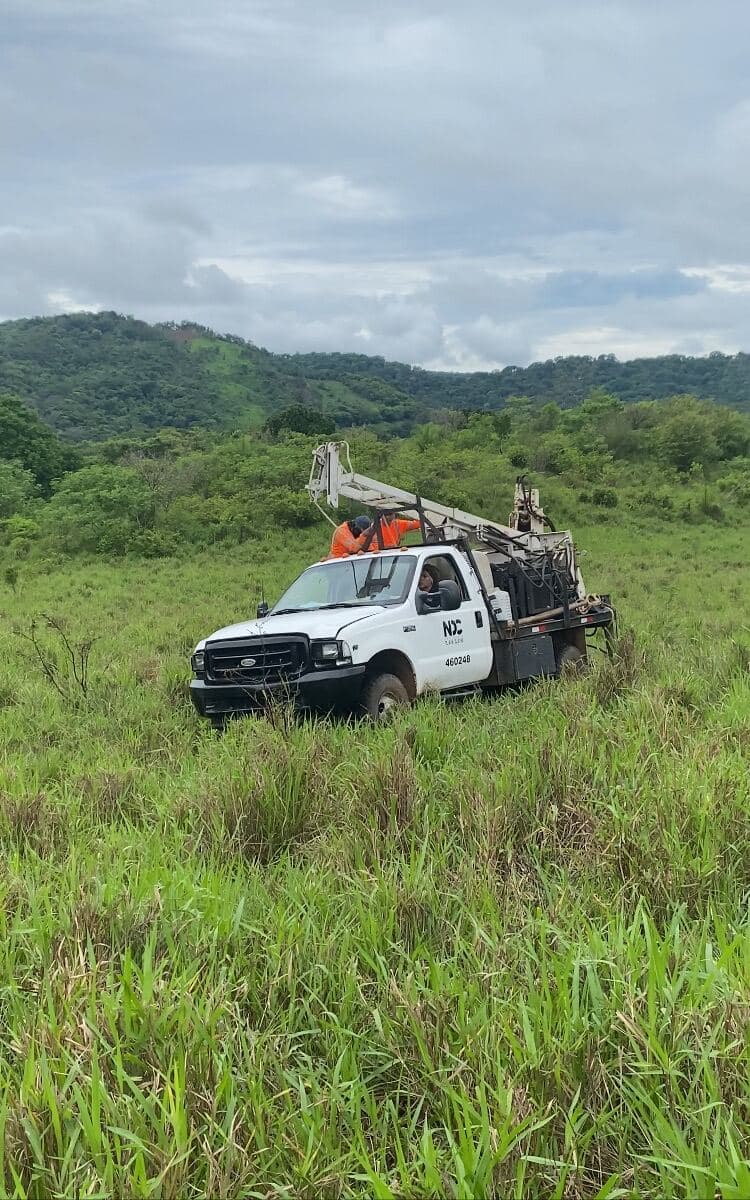 Camión perforador de NDC Geotecnia en el terreno del parque fotovoltaico San Bartolo, Veraguas