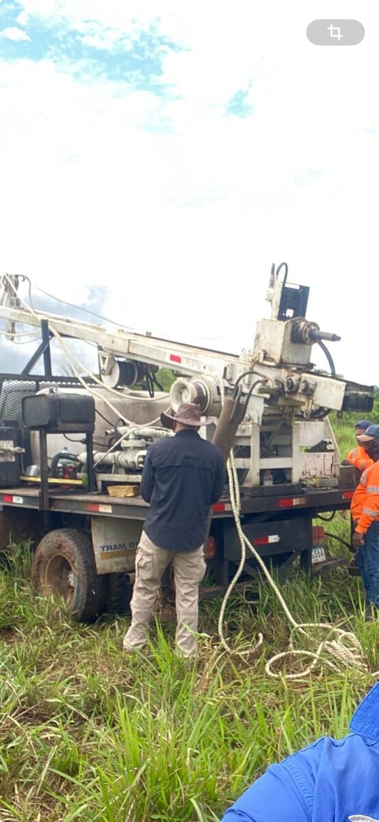 Técnico de NDC Geotecnia operando equipo de perforación SPT en campo, San Bartolo