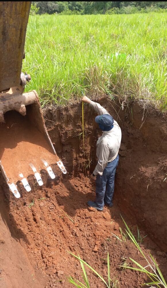 Técnico de NDC Geotecnia registrando el perfil de suelo de una calicata excavada en campo