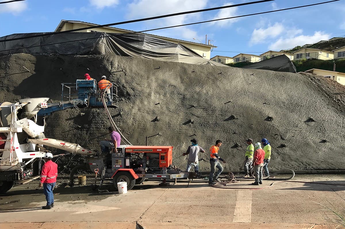 Aplicación de shotcrete en talud